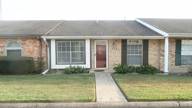 view of front of house featuring a front lawn