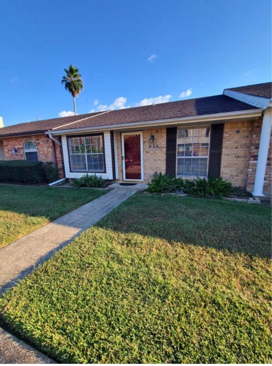 ranch-style home with a front lawn