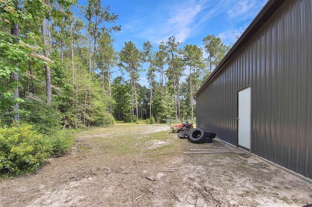 view of yard featuring an outbuilding