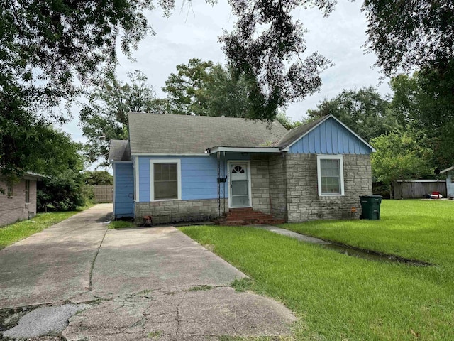 view of front of house featuring a front yard