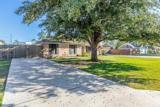 view of front of property featuring a front yard