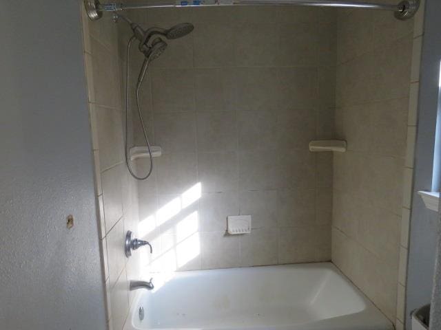 bathroom with tiled shower / bath