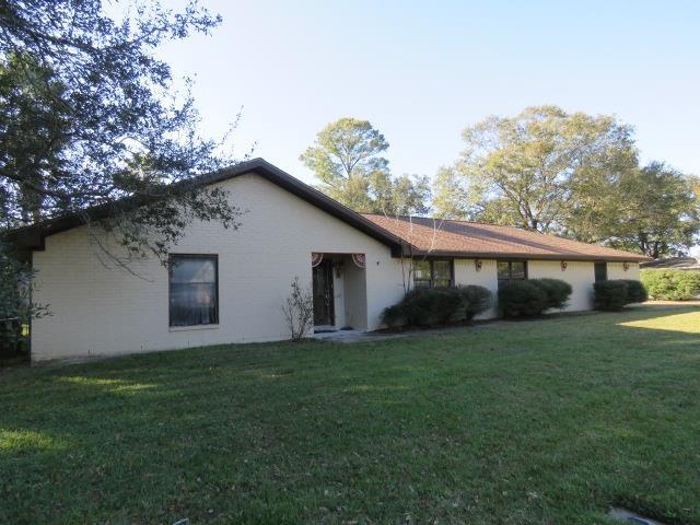 view of side of property featuring a lawn