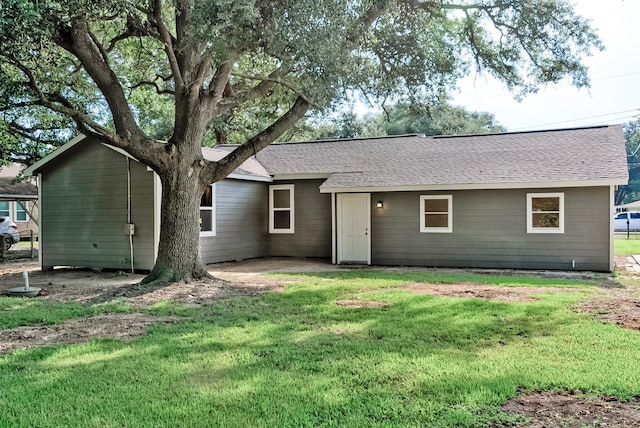 view of front facade with a front yard