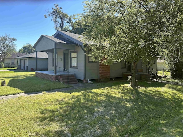 view of front of home featuring a front lawn