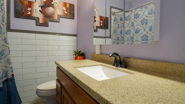 bathroom featuring a shower with shower curtain, vanity, and toilet