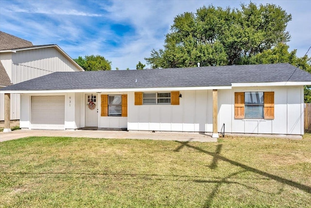 view of front facade featuring a front yard and a garage