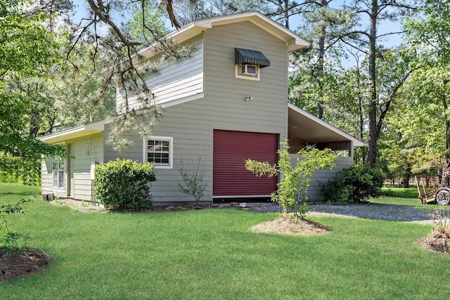 view of front of property featuring a front yard