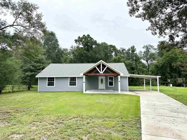 view of front of home with a carport and a front yard