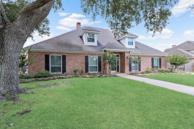 view of front of house featuring a front lawn