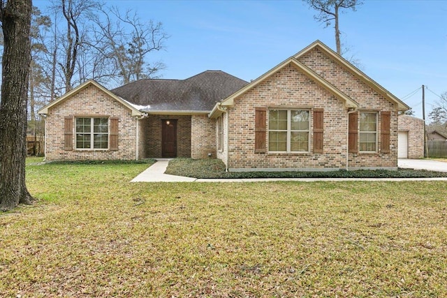 view of front of property featuring a front yard