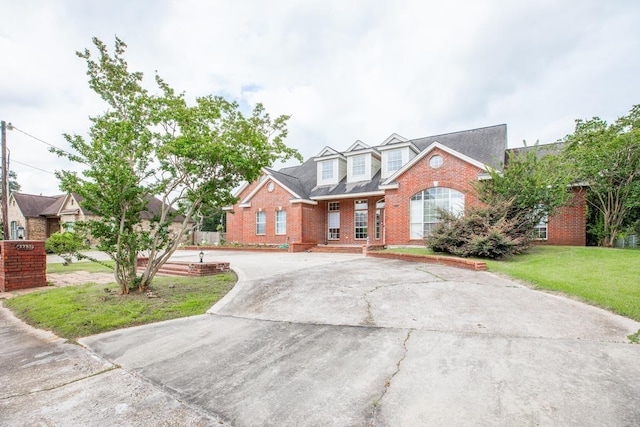 view of front property featuring a front yard