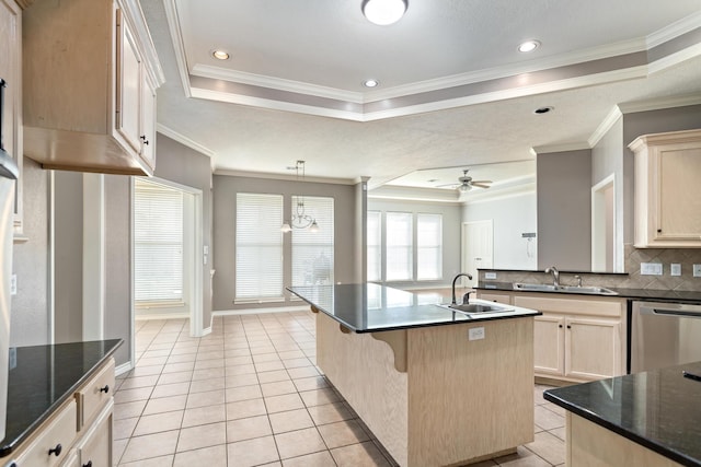 kitchen featuring sink, a breakfast bar area, a raised ceiling, an island with sink, and dishwasher