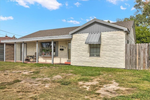 ranch-style home with a front yard