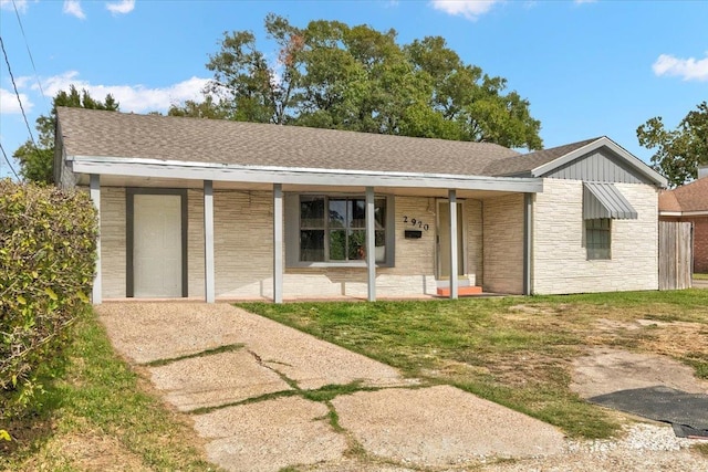 single story home featuring a front lawn