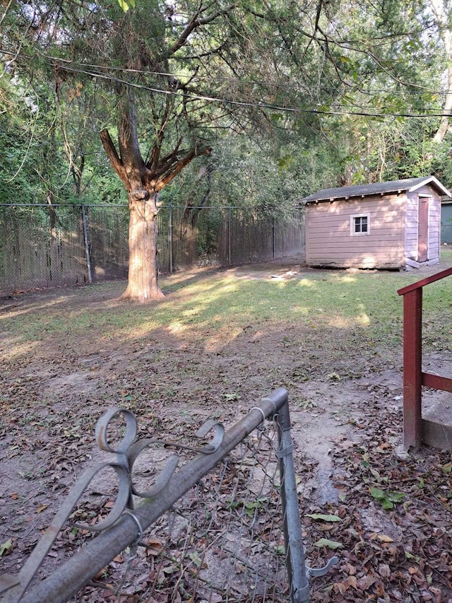 view of yard featuring a storage unit