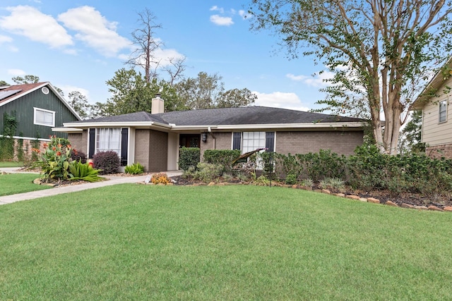 view of front of house featuring a front lawn