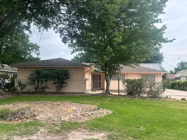 view of front of home featuring a front yard
