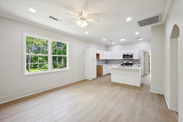 kitchen with visible vents, stainless steel appliances, and crown molding