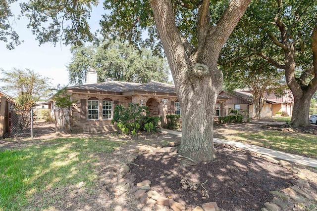 single story home featuring a front yard