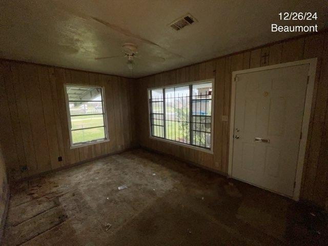 empty room with ceiling fan