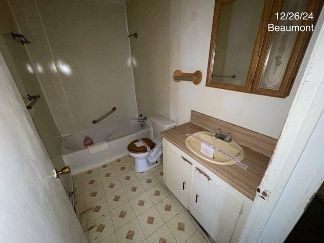 full bathroom with bathtub / shower combination, vanity, and toilet