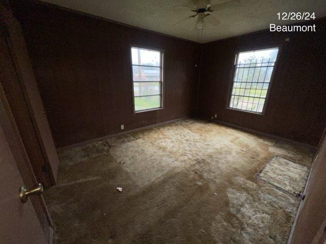 empty room with ceiling fan