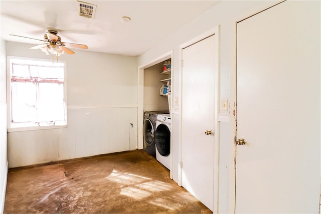 washroom featuring laundry area, ceiling fan, visible vents, and independent washer and dryer