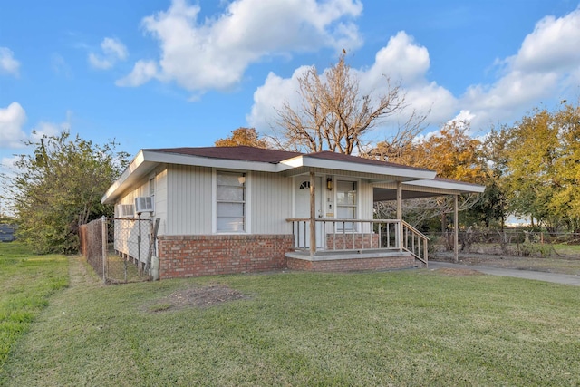 view of front of home featuring a front yard