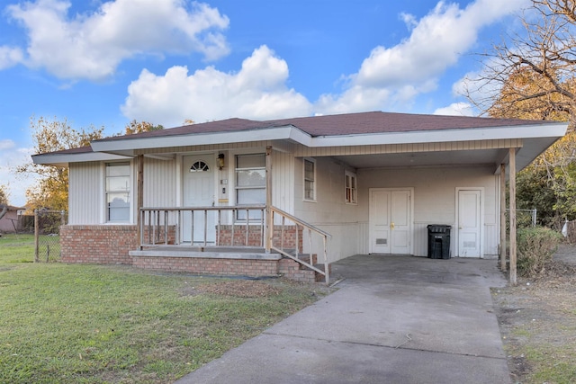 view of front of home featuring a front lawn and a carport