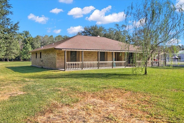 single story home with a front lawn