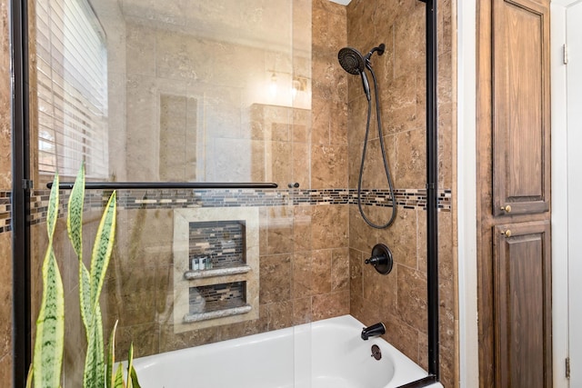 bathroom featuring tiled shower / bath