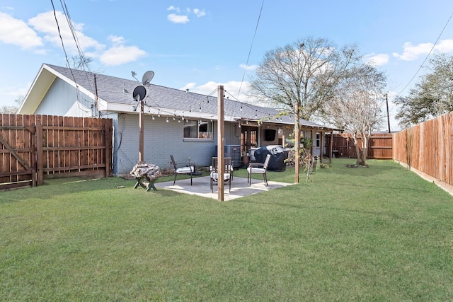 view of yard featuring a patio area