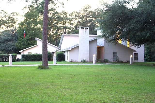 view of front of house with a front yard