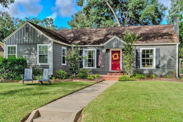 single story home with a front lawn