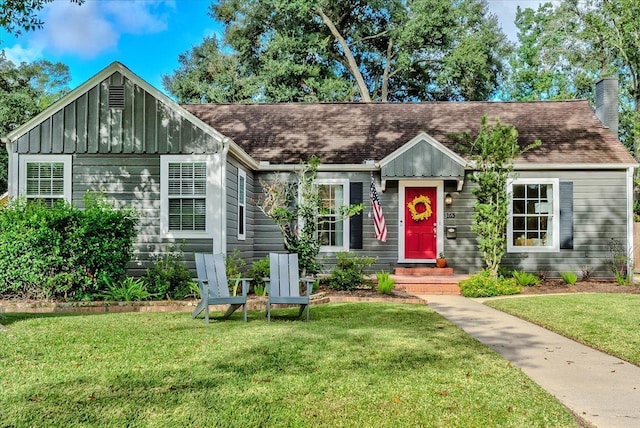 view of front facade with a front lawn