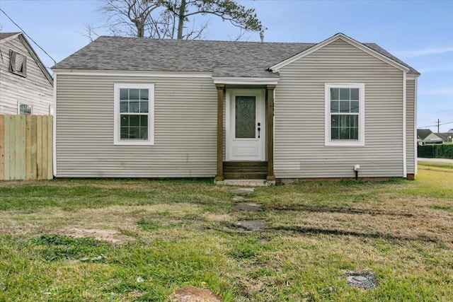 view of front of property featuring a front yard