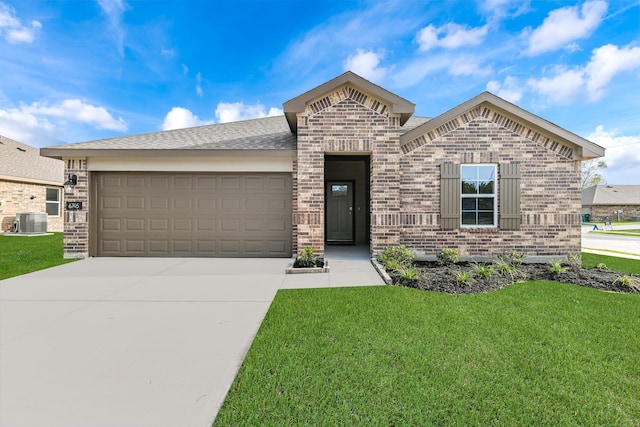 view of front facade featuring a front lawn, cooling unit, and a garage