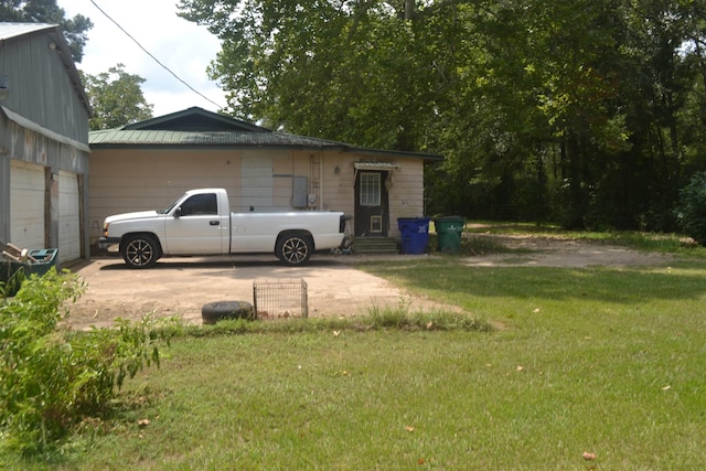 view of outdoor structure with a garage and a yard