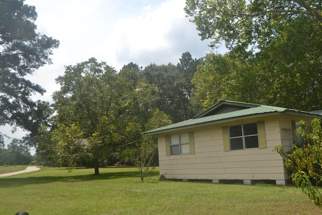 view of side of property featuring a yard