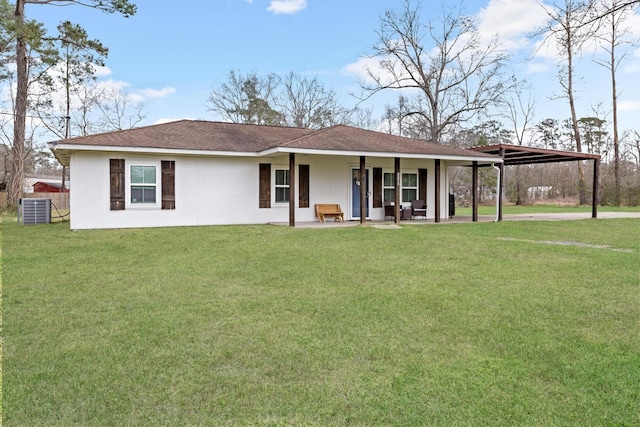 ranch-style house featuring stucco siding, a front lawn, cooling unit, roof with shingles, and a carport