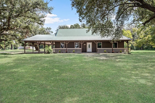 view of front of home featuring a front lawn