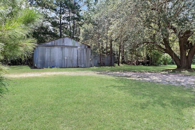 view of yard with an outbuilding