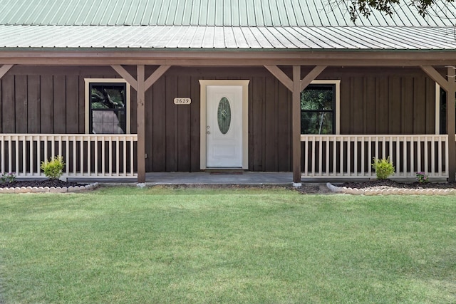 property entrance featuring a yard