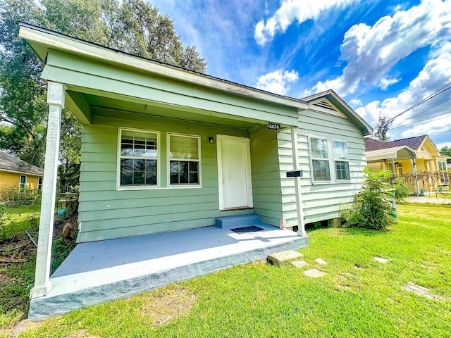 view of front of property featuring a front lawn