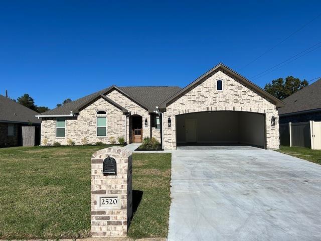 view of front facade featuring a garage and a front lawn