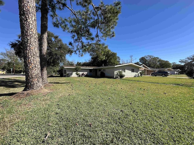 view of front facade with a front yard