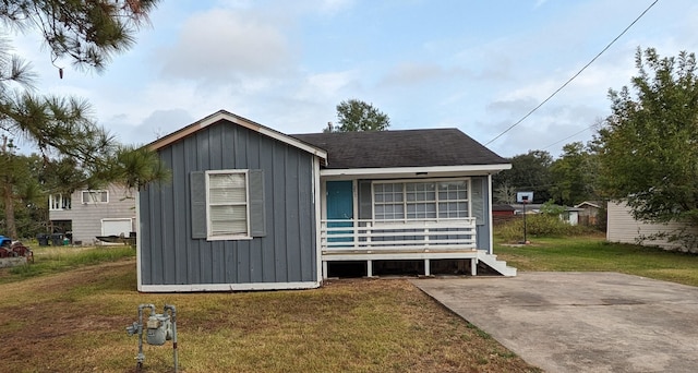 view of front of home with a front yard and covered porch