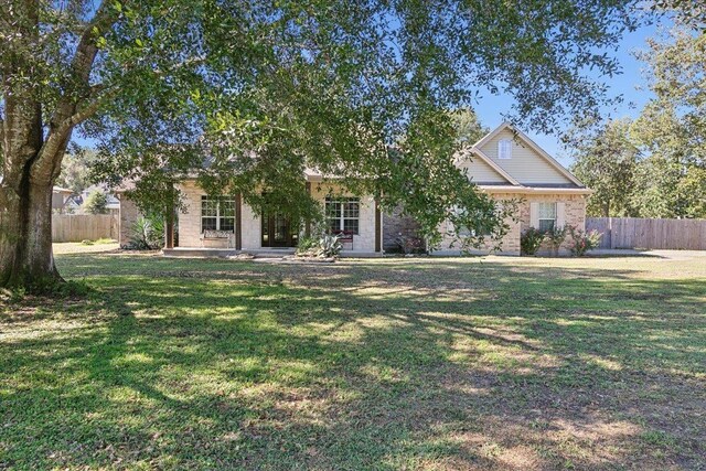 view of front of house featuring a front lawn