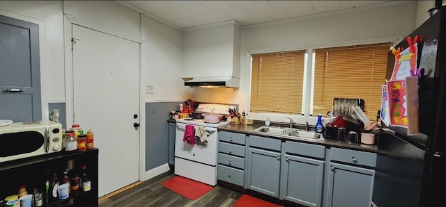 kitchen featuring black refrigerator, crown molding, sink, electric range, and dark hardwood / wood-style floors